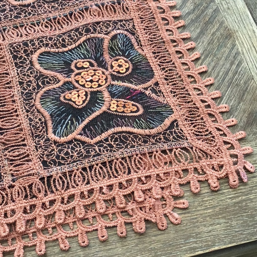 Beautiful table runner - Picture 6 of 14